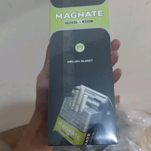 ซองบุหรี่ Magnate Melon Burst สีเขียวมรกต เห็นโลโก้ Magnate ชัดเจน เน้นความเย็นสดชื่นของเมล่อน