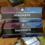 Magnate แดง ซองแข็ง สลิม เย็นx2: ภาพหน้าซองเน้นแบรนด์ หอมกลิ่นสตรอว์เบอร์รี่ชัดเจน